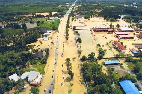 Des Pluies Torrentielles Provoquent Des Inondations En Tha Lande