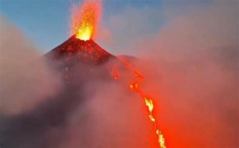 Ziua De Cluj Alert N Italia Erupe Vulcanul Etna Aeroportul Din