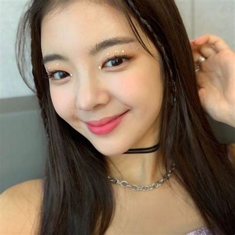 Choi Jisu Lia Itzy Selca Pfp Icon Kpop Itzy Choker Necklace Girl