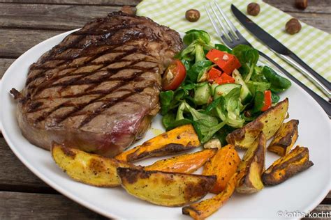 Steak Mit Zweierlei Kartoffelspalten Und Salat Mit Pestok Se Und