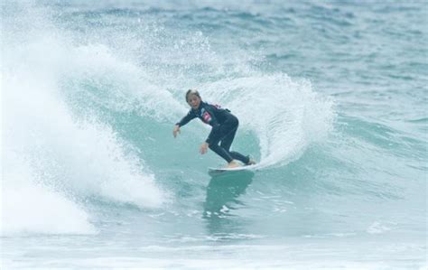 Leo Fioravanti Surfing Small Waves At Piha Surfing Pictures