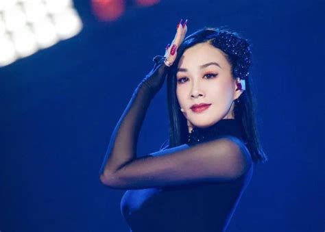 Bom sex gốc Việt tiết lộ bí kíp giữ dáng bốc lửa ở tuổi Báo Tri thức và Cuộc sống TIN