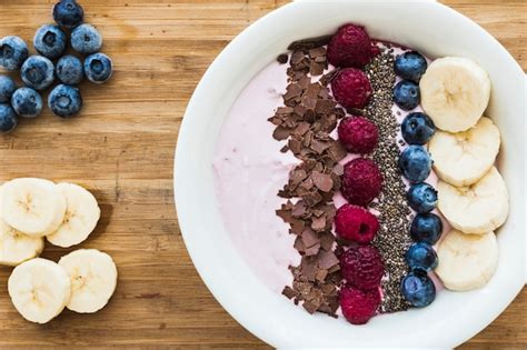 Un bol de smoothie con bayas frescas plátano semillas de chia y