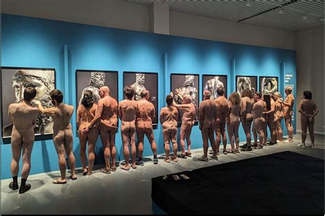 Des hommes nus en justice au théâtre en photo et au musée