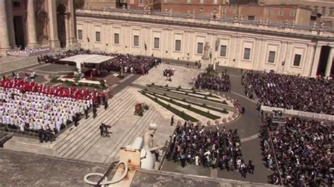 Domenica Delle Palme Papa Francesco Passa Con Il Papamobile E Saluta I