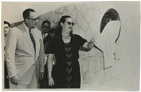 Hija de Arístides Agramonte desvelando su placa Año 1948 Flickr