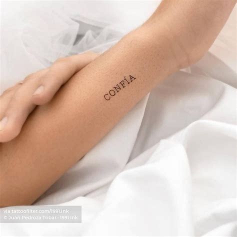 Confía lettering tattoo on the wrist en 2023 Ideas de tatuaje