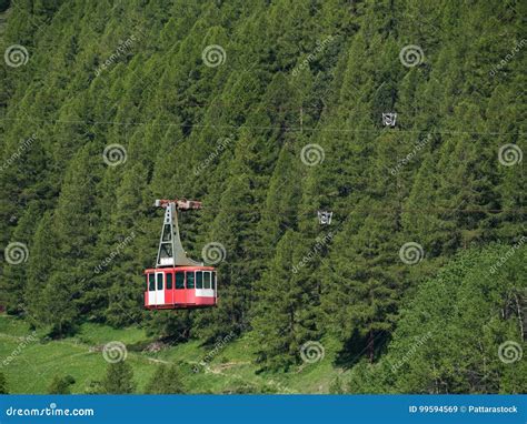 Wagon Kolei Linowej W Szwajcarskich Alps Zermatt Szwajcaria Obraz