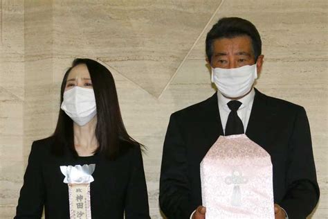 松田聖子と神田正輝、沙也加さん抱いて悲痛会見 札幌で密葬、涙こらえ2人であいさつ（1 2ページ） サンスポ