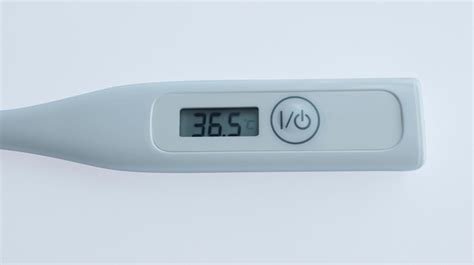 Termômetro digital isolado no branco usado para medir a temperatura