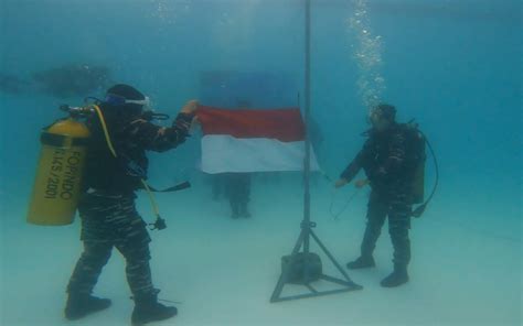 Pangkalan Tni Al Palembang Laksanakan Upacara Pengibaran Bendera Merah Putih Bawah Air Brn