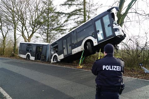 Heftiges Busunglück in Ratzeburg Fahrer lebensgefährlich verletzt in