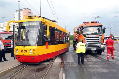 Wykolejony tramwaj na Grochowie zatrzymał ruch WIDEO