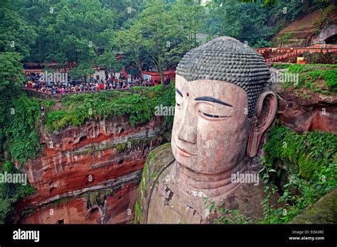 Le Grand Bouddha de Leshan la plus grande statue du Bouddha sculptées