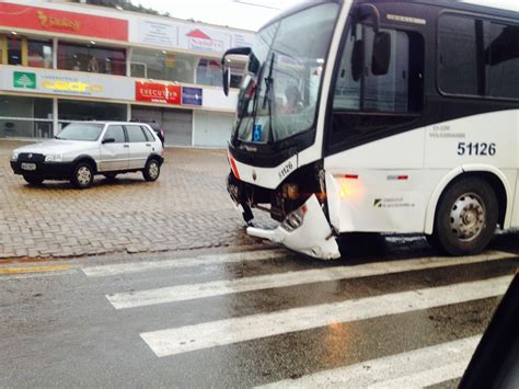 Fotos Acidente Deixa Duas Pessoas Feridas Na Avenida Dos Holandeses