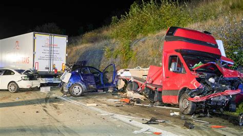 Schwerer Unfall Auf Der A Zahlreiche Verletzte Bei Massencrash