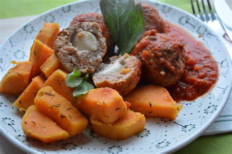 Gehaktballetjes Met Mozzarella In Tomatensaus Met Zoete Aardappelen