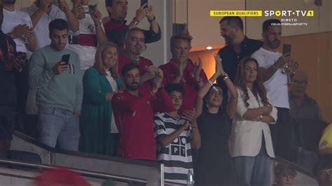 Dolores Aveiro em lágrimas na homenagem a Cristiano Ronaldo no Estádio