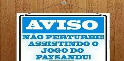 A Sign Is Hanging On A Wooden Wall With The Words Aviso No Perturbie