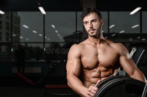 O Homem Novo Atlético Forte E Considerável Muscles O Abs E O Bíceps