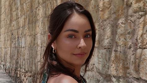 Claudia Martín disfruta su soltería desde la playa con un bikini rojo A Claudia se le habla o