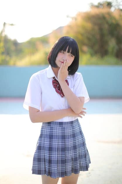 Mujer Joven Sonriente De Pie Al Aire Libre Foto Premium