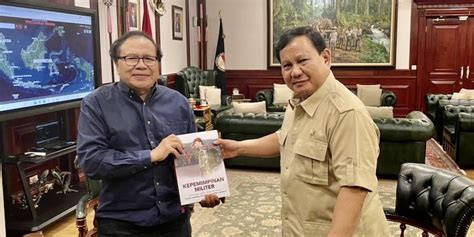 Rizal Ramli Dapat Hadiah Buku Kepemimpinan Militer Dari Prabowo Subianto