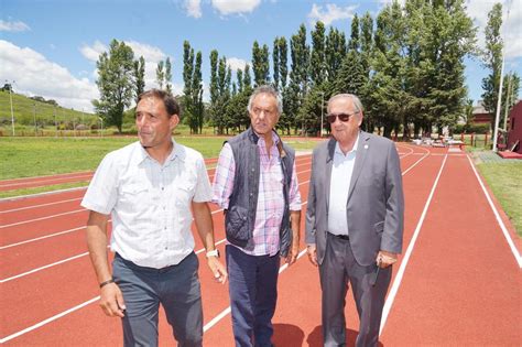 Lunghi Le Pidi A Scioli Por Los Vestuarios De La Pista De Atletismo