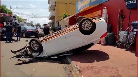 Carro fica as rodas para cima após acidente em Araguaína