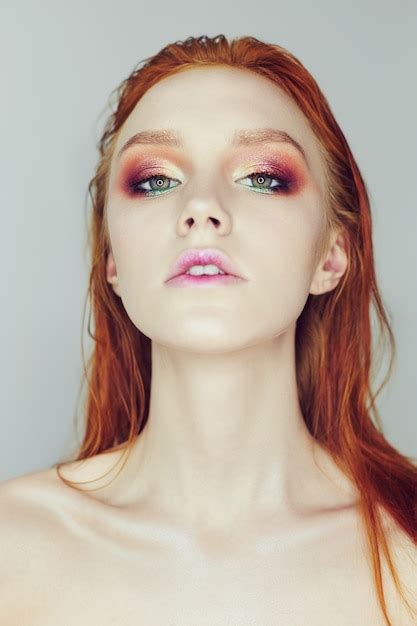 Sexy Nude Linda Ruiva Cabelos Longos Foto Premium