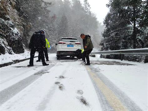 下雪天交警执勤保畅通 展现亮丽“雪警” 永嘉网