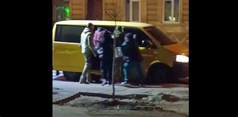 У Львові покарають працівників ТЦК через «пакування» чоловіків у бус