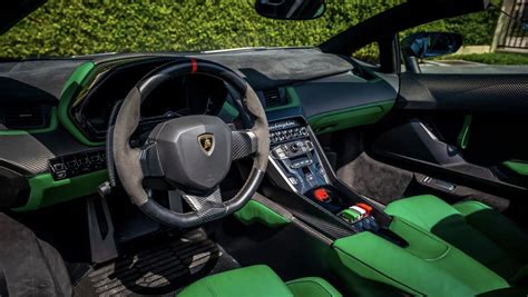 Lamborghini Veneno Roadster zet het record voor duurst geveilde auto ...