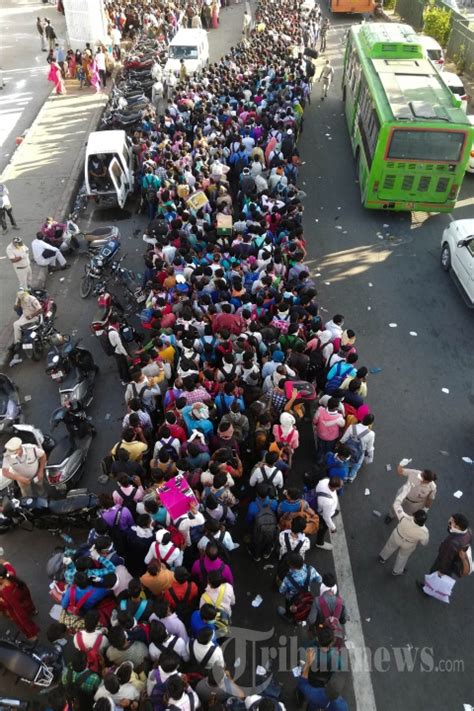 India Berlakukan Lockdown Ribuan Pekerja Migran Berusaha Mudik Ke