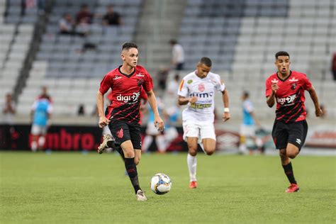 Lateral direito do Athletico é convocado para a seleção brasileira sub 20