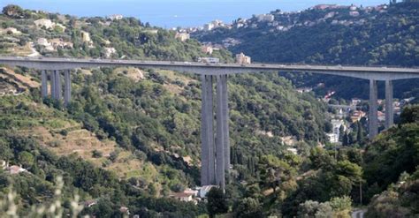 Nizza Un Calciatore Minaccia Di Suicidarsi Buttandosi Da Un Ponte La