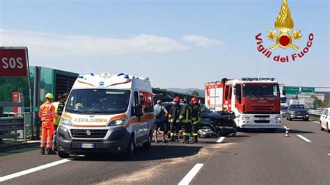 Tragedia Sfiorata In A Sbatte Sul Guardrail E Viene Investita Da Un