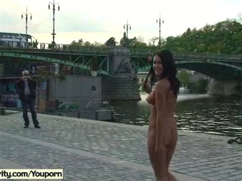 Spectaculaire Nudit En Public Avec Fou Babe Laura Et Ses Amis