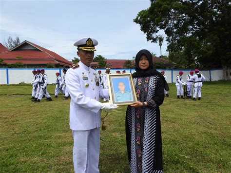 BERIKAN PENGHORMATAN TERAKHIR PRAJURIT TERBAIK YONMARHANLAN II PADANG