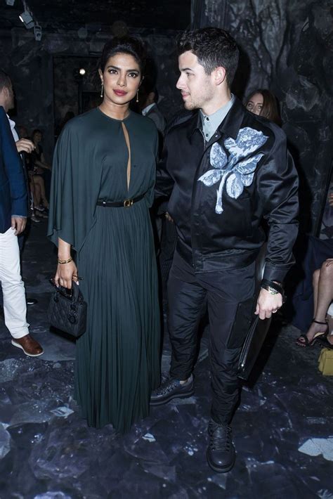 Priyanka Chopra Et Nick Jonas Couple Glamour Au Défilé Dior