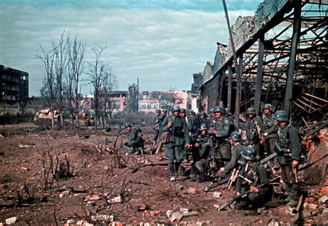 Preparing for an assault on a warehouse in Stalingrad, 1942 - Rare ...