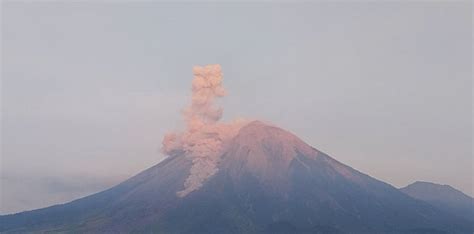 5 Fakta Gunung Semeru Erupsi Kolom Letusan 1 000 Meter Di Atas Puncak