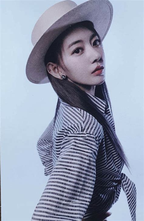 Lesserafim Scans On Twitter Photocard Sakura Photo Cards