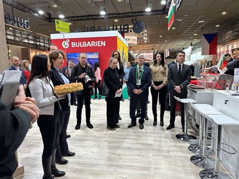 Министрите на земеделието на България и Германия и кметът на Берлин ...
