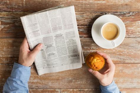 Ci Rrese Para Arriba De Las Manos Masculinas Con El Peri Dico Y El Caf