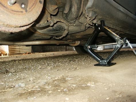 Car Jack Safety: Floor Jack and Scissor Jack Differences