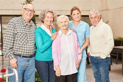 Gruppe glücklicher Senioren im Altersheim Stock Foto Adobe Stock