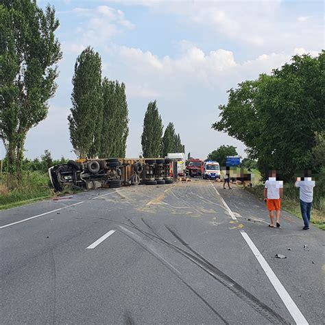 Tir Cu Lemne R Sturnat Pe E Traficul Este Blocat Ntre Foc Ani I