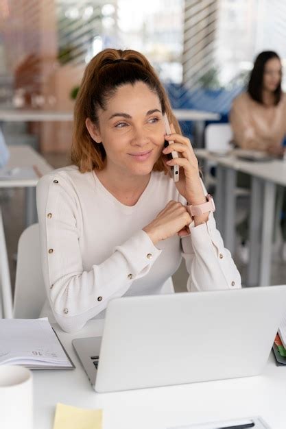 Jeune Femme D Affaires Au Travail Au Bureau Photo Gratuite