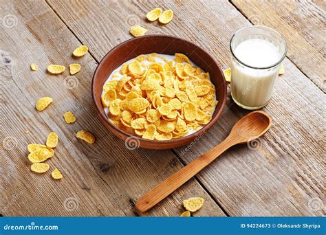 Corn Flakes Getreide Und Milch In Einem Lehm Rollen Stockbild Bild